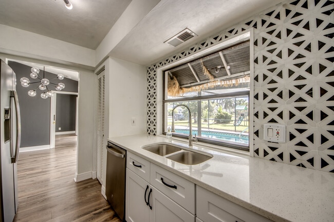 2316 Everest Pky in Cape Coral, FL - Foto de edificio - Building Photo