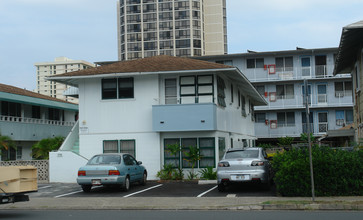 737 Mccully St in Honolulu, HI - Building Photo - Building Photo