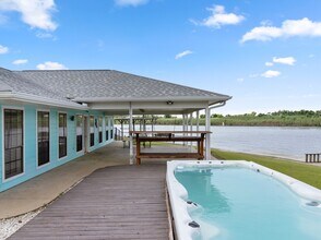779 Cr 257 in Matagorda, TX - Foto de edificio - Building Photo