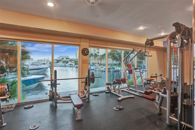 3370 Hidden Bay Dr, Unit hidden Bay in Miami, FL - Foto de edificio - Building Photo