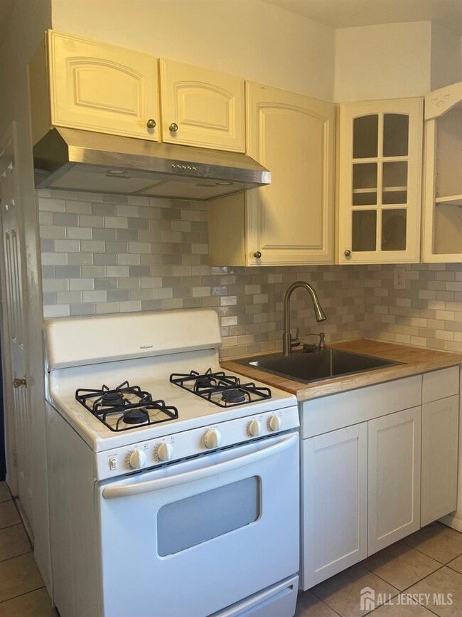 638 Bound Brook Rd in Dunellen, NJ - Building Photo - Building Photo