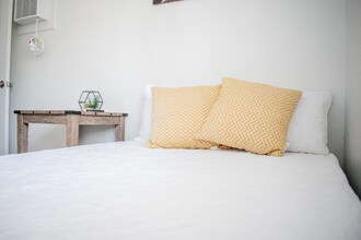 2115 N Raymond Ave, Unit 2111 Raymond in Altadena, CA - Foto de edificio - Building Photo