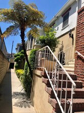 10942 Moorpark St, Unit 1 in North Hollywood, CA - Foto de edificio - Building Photo