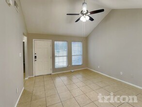 2311 Shady Birch Dr in Conroe, TX - Foto de edificio - Building Photo