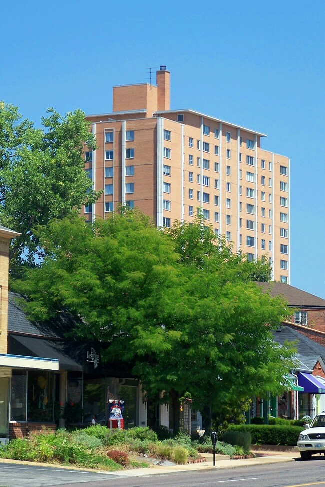 Hanley Towers in Clayton, MO - Foto de edificio - Building Photo