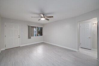 Golden Grove Manor in San Diego, CA - Foto de edificio - Interior Photo