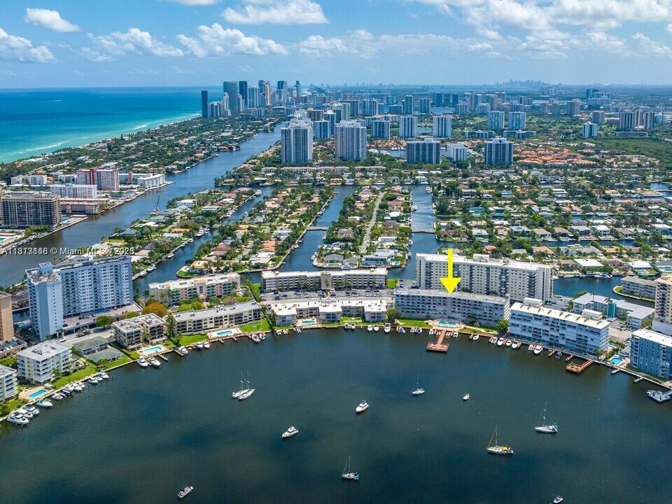 400 Golden Isles Dr in Hallandale Beach, FL - Building Photo