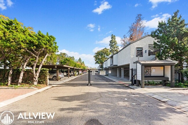 2504 W MacArthur Blvd in Santa Ana, CA - Building Photo - Building Photo