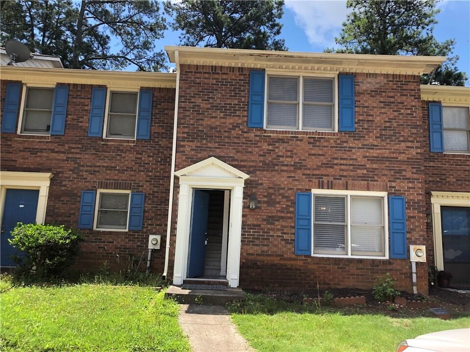 182 Walter Way in Stone Mountain, GA - Foto de edificio