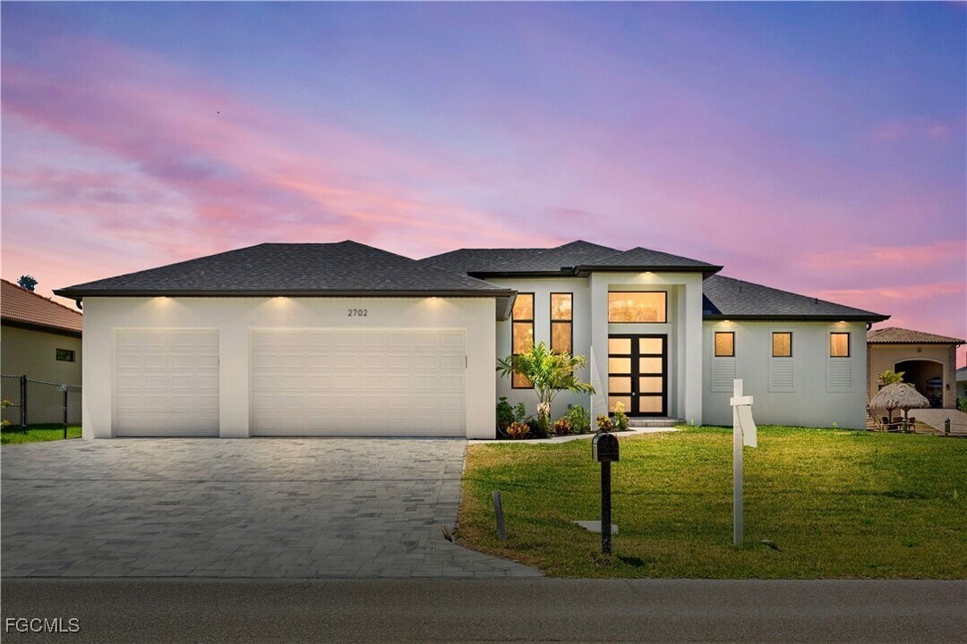 2702 Old Burnt Store Rd N in Cape Coral, FL - Building Photo