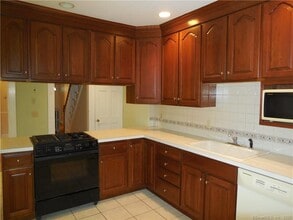 70 Thorpe St in Fairfield, CT - Building Photo - Building Photo