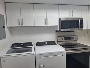 1351 W 69th St in Hialeah, FL - Foto de edificio - Building Photo