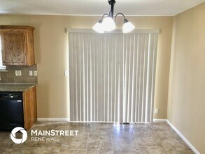 1613 NW Hilltop Ln in Grain Valley, MO - Foto de edificio - Building Photo