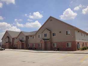 Wingover Luxury Apartments and Townhomes in Bloomington, IL - Building Photo - Building Photo