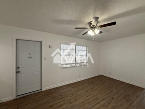 7131 Rolling Hills Ln in San Antonio, TX - Foto de edificio - Building Photo