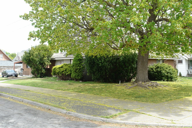 2010 N Lincoln St in Spokane, WA - Building Photo - Building Photo