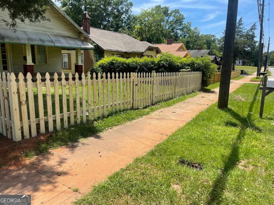 720 Meriwether St in Griffin, GA - Foto de edificio