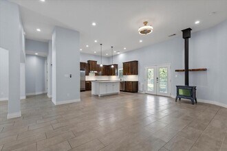 127 Medlar Dr in Cedar Creek, TX - Foto de edificio - Building Photo