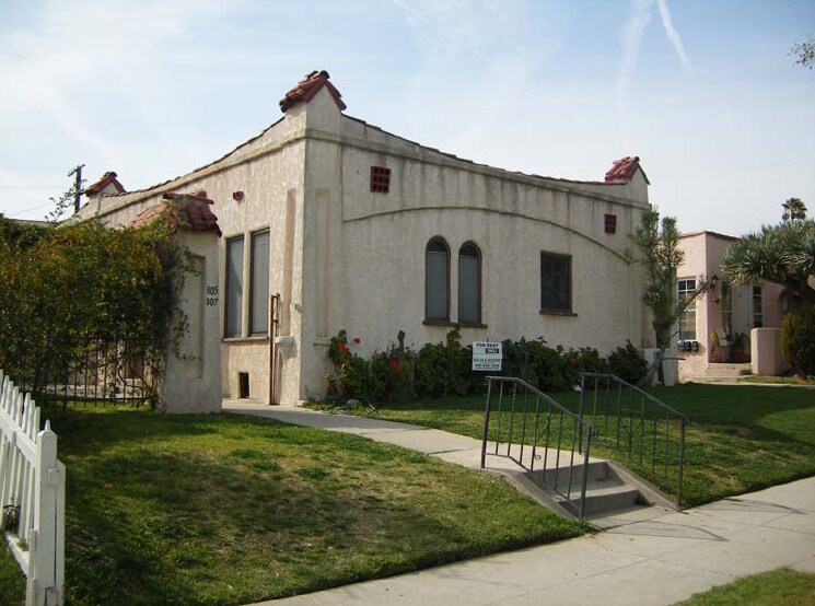 805 N Poinsettia Pl in Los Angeles, CA - Foto de edificio