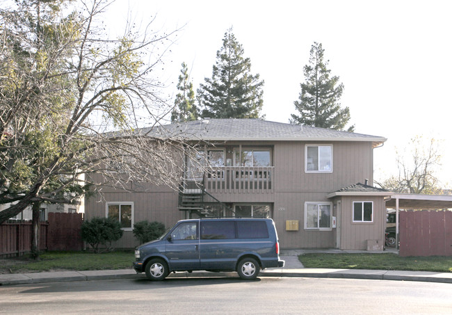 1351 Carmela Ct in Hollister, CA - Foto de edificio - Building Photo