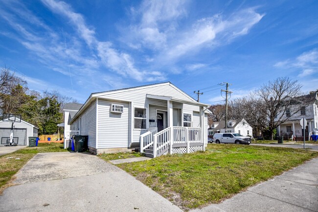 1324 Corprew Ave in Norfolk, VA - Foto de edificio - Building Photo