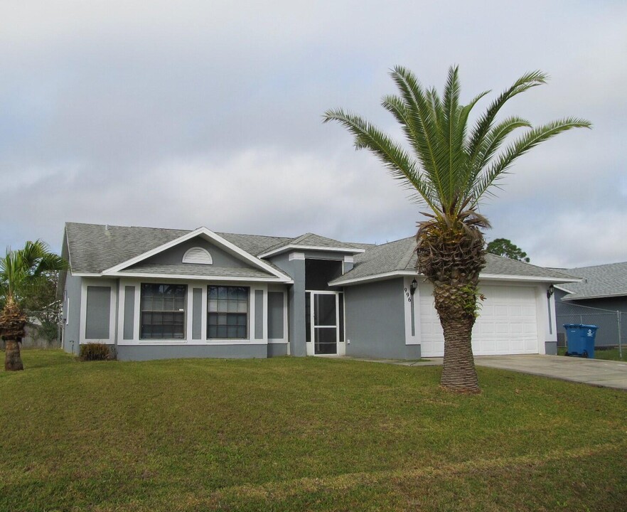 996 Locust Ave NW in Palm Bay, FL - Building Photo