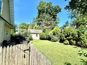 9 Vista Way in Port Washington, NY - Building Photo - Building Photo
