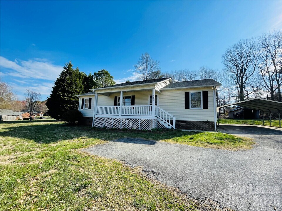 2499 Brookwood Rd in Lincolnton, NC - Building Photo
