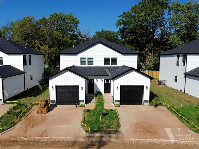 1220 E Pacific St in Springfield, MO - Foto de edificio - Building Photo