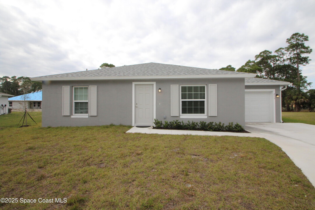 213 Saybrook Rd SW in Palm Bay, FL - Building Photo