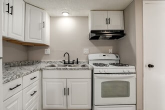 Freshly Painted & Spacious 1 and 2-Bedrooms – Oakwood Gardens in Kansas City, KS - Building Photo - Building Photo