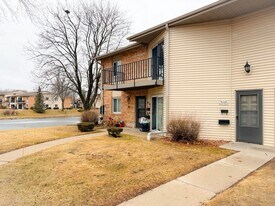 W168N11523 El Camino Dr in Germantown, WI - Building Photo