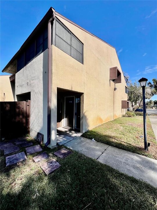 890 N Village Dr in St. Petersburg, FL - Building Photo