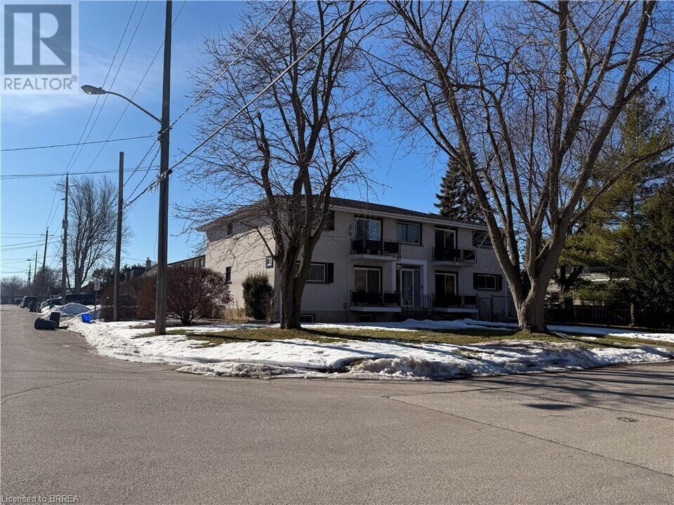 36 Graham Ave in Brantford, ON - Building Photo