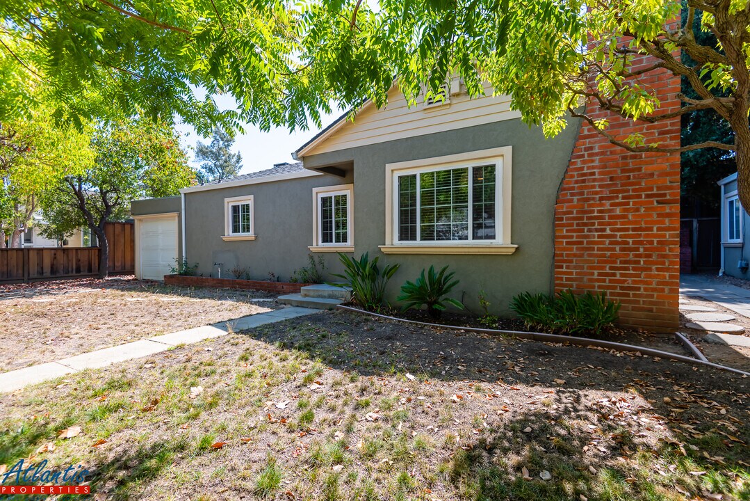 2220 Hanover St in Palo Alto, CA - Building Photo