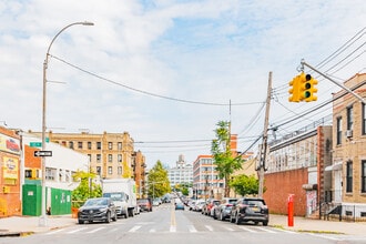 3103 37th Ave in Long Island City, NY - Building Photo - Building Photo