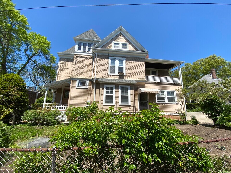 211 Holland St in Somerville, MA - Foto de edificio
