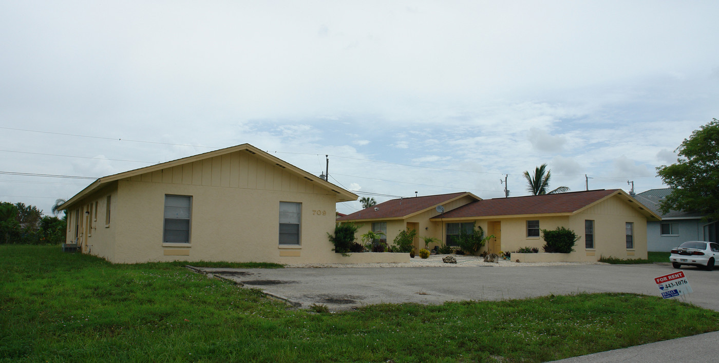 4 Plex in Cape Coral, FL - Building Photo