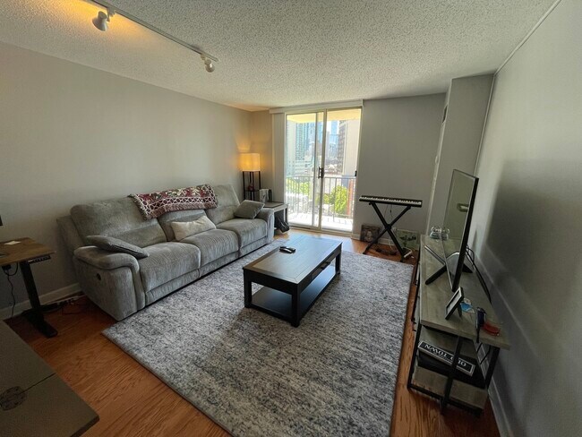 1212N N La Salle Dr in Chicago, IL - Building Photo - Building Photo