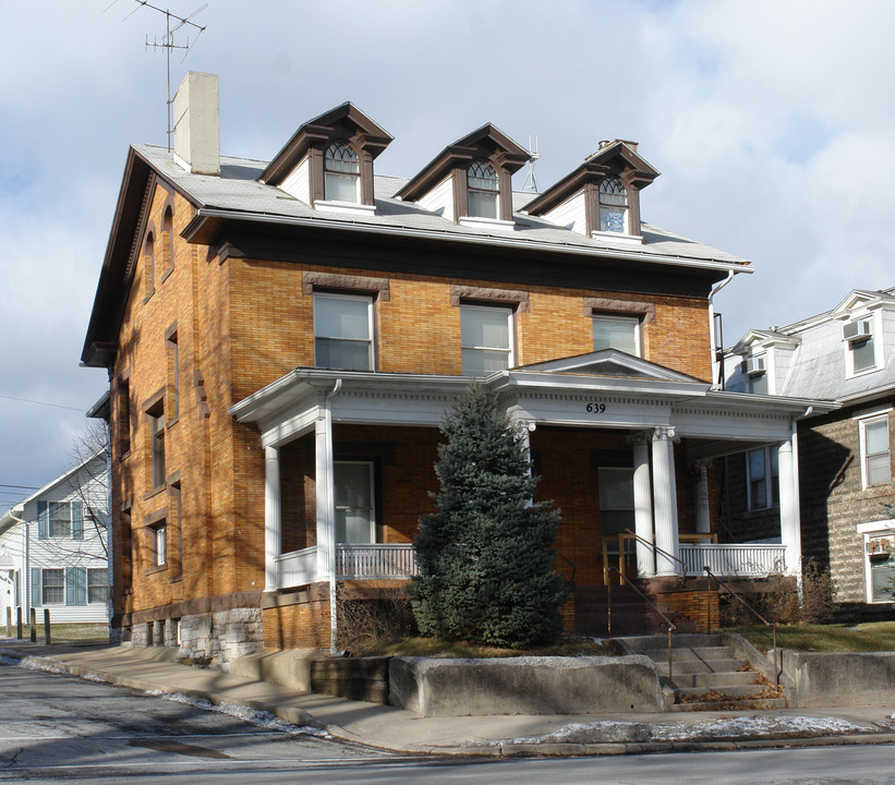 639 W College Ave in State College, PA - Building Photo