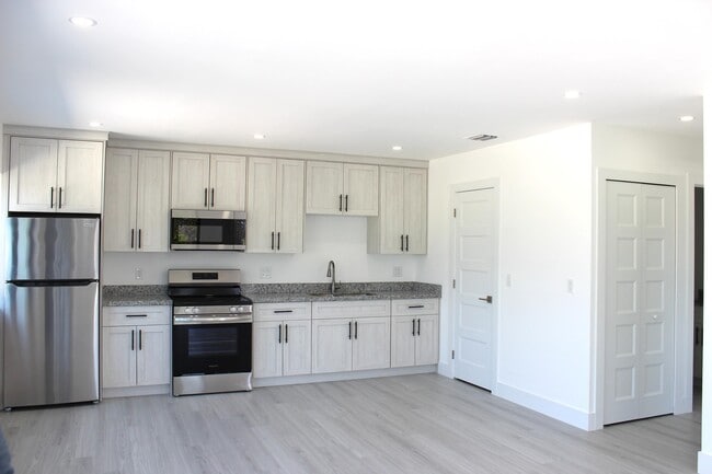 85 Coco Plum Dr in Marathon, FL - Building Photo - Building Photo