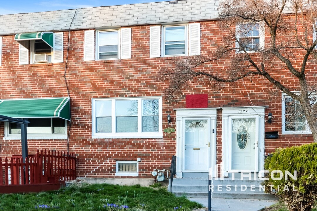 1229 Tyler St in Norristown, PA - Building Photo