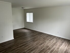 21103 Vernier Rd in Harper Woods, MI - Building Photo