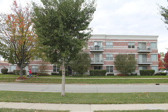 Charlestown Place in Elmhurst, IL - Building Photo - Building Photo