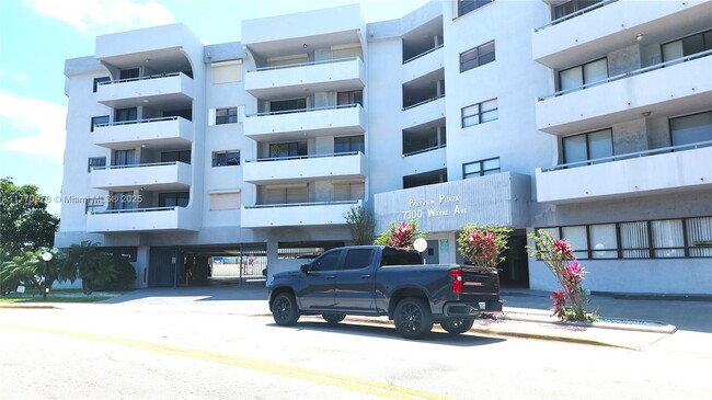 7300 Wayne Ave in Miami Beach, FL - Foto de edificio - Building Photo