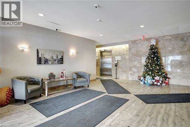 3227 King St E in Kitchener, ON - Building Photo - Building Photo