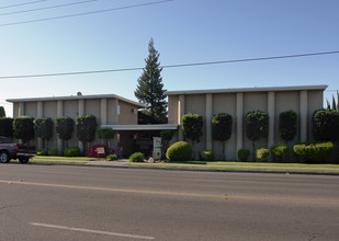 Cambridge Court Apartments in Fresno, CA - Building Photo - Building Photo