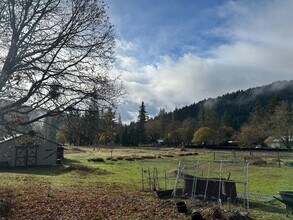 2761 Van Duzen Rd in Mad River, CA - Foto de edificio - Building Photo