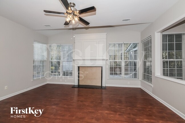 6147 Creekview Ct in Harrisburg, NC - Foto de edificio - Building Photo