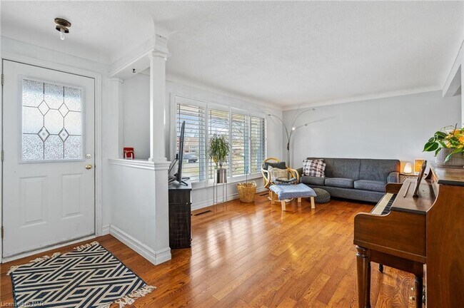 90 Rochelle Dr in St Catharines, ON - Building Photo - Building Photo